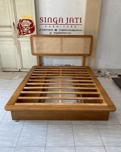 Tempat-Tidur-Jati-Sandaran-Anyaman-Rotan